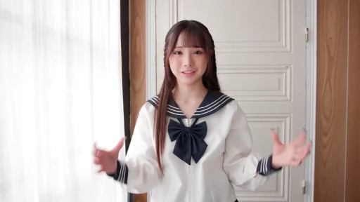 脸部 · 站立 · 面对镜头 · 栏杆 · 平淡 · 休闲服 · 熟女 · 阳台
