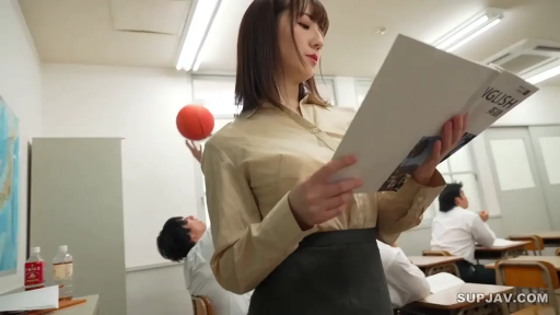 严肃 · 教室 · 站立 · 中景 · 阅读 · 黄色衬衫配黑裙 · 英文课本 · 教师角色扮演