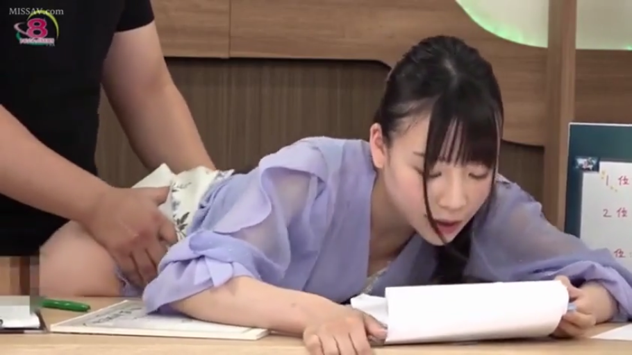 专注 · 办公室 · 中景 · 职场诱惑 · 紫色雪纺衫 · 趴在桌上 · 摸臀 · 稿纸