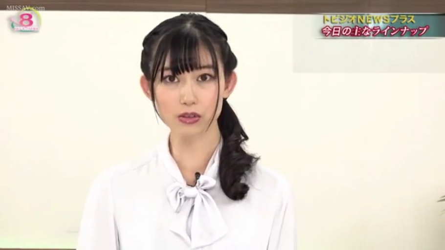 白衬衫 · 半身特写 · 领结 · 演播室 · 播报 · 专业 · 正面站立 · 职场风