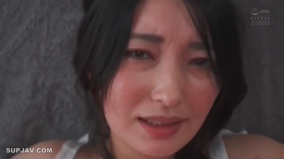 室内 · 坐姿 · 哀怜 · 面部特写 · 白色背心 · 凝视 · 水印