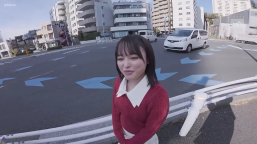 站立 · 面对镜头 · 红色毛衣 · 户外街道 · 羞涩微笑 · 鱼眼镜头 · 人物特写