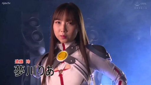 严肃 · 字幕 · 站姿 · 半身 · 注视 · 影棚 · 盔甲 · 紧身特摄服