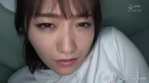 室内 · 俯身 · 脸部特写 · 迷离 · 凝视 · 亚洲女性 · 浅色卫衣