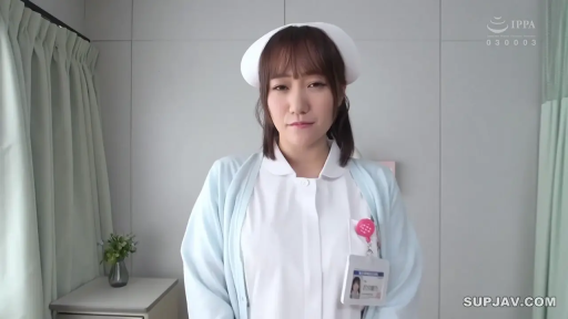 嚴肅 · 醫院 · 护士服 · 站立 · 注視 · 半身像 · 工作证