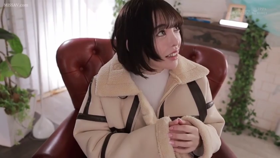 室内 · 坐姿 · 中景 · 微笑 · 短发 · 倾听 · 羊羔绒外套 · 红皮椅