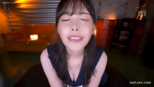 室内 · 俯身 · 闭眼 · 面部特写 · 成人内容 · 靠近镜头 · 深V上衣