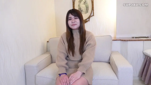 注视镜头 · 中景 · 房间 · 挂画 · 微笑 · 正坐 · 米色针织裙 · 访谈风格