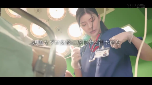 Serious · Medium shot · Standing Posture · 手术室 · 手术灯 · 蓝色护士服 · 医疗准备