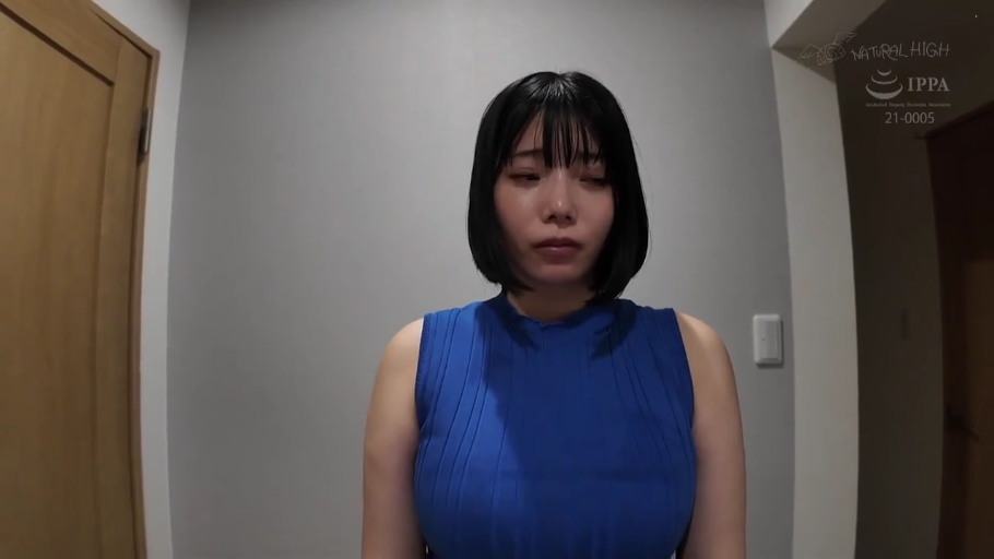 室内 · 站姿 · 上半身特写 · ショートヘア · 静止 · 悲伤 · 蓝色无袖上衣