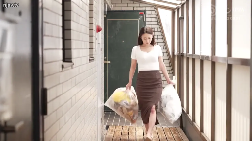 全身 · 自然 · 行走 · 公寓走廊 · 咖啡色长裙 · 垃圾袋 · 生活化 · 提垃圾