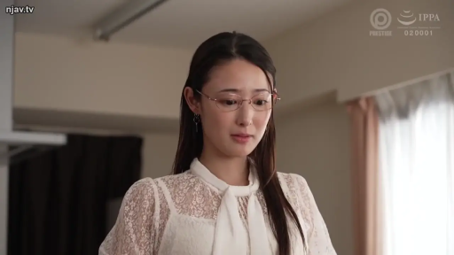 室内 · 站立 · 半身 · 白色蕾丝上衣