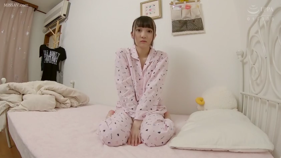 跪坐 · 寝室 · 中景 · カメラに向かって · 居家 · 無表情 · 粉色睡衣 · 玩偶
