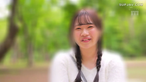 站姿 · 微笑 · 面对镜头 · 特写 · 公园 · 白色毛衣 · 背带 · 清新