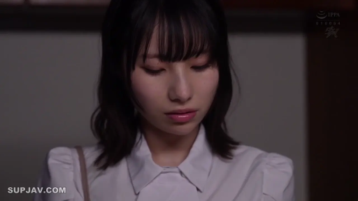 室内 · 忧郁 · 低头 · 脸部特写 · 白色衬衫 · 静止 · 亚洲女性