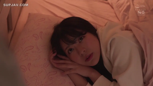 Close-up of the face · Bedroom · pillow · Stare · Side-lying · Pajamas · 暖色调 · 迷茫