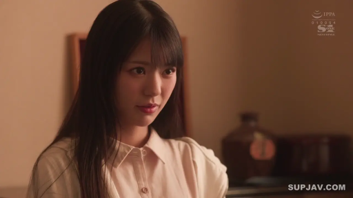 室内 · 座り姿勢 · 平静 · コート · 胴体クローズアップ · 柔光 · 静止