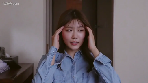 室内 · 捧脸 · 羞涩 · 桌子 · 上半身特写 · 闭眼微笑 · 牛仔衬衫