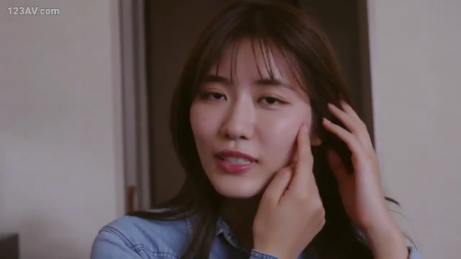 室内 · 脸部特写 · 长发 · 正面 · 神情迷离 · 牛仔衬衫 · 指尖触脸