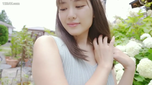 站立 · 微笑 · 半身 · 户外 · 针织背心 · 整理头发 · 清新 · 绣球花