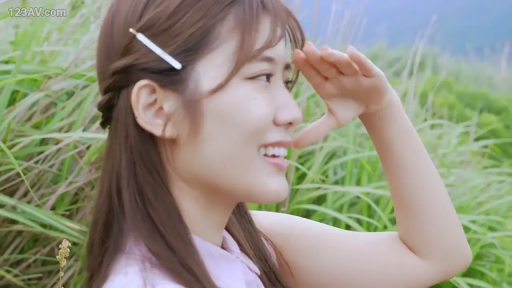 自然光 · 侧脸特写 · 喜悦 · 户外草地 · 粉色无袖上衣 · 发卡 · 远眺 · 手搭凉棚