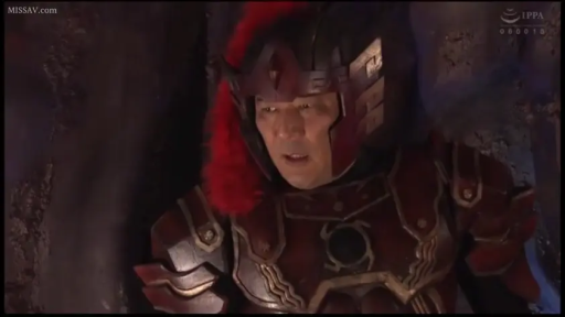 真剣 · 站立 · 顔のクローズアップ · ヘルメット · 凝視 · 中年男性 · 红色铠甲 · 昏暗洞穴