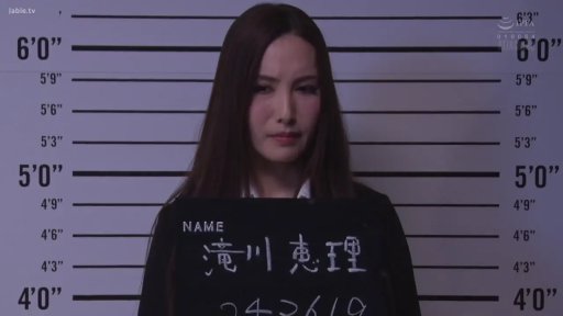 站立 · 职业装 · 特写 · 冷漠 · 号码牌 · 警察局 · 照相 · 囚犯