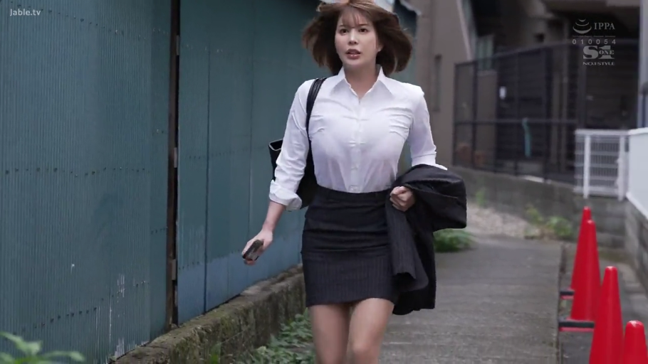 室内 · 胸部特写 · 站姿 · 白色衬衫 · 展示身材 · 紧身爆乳