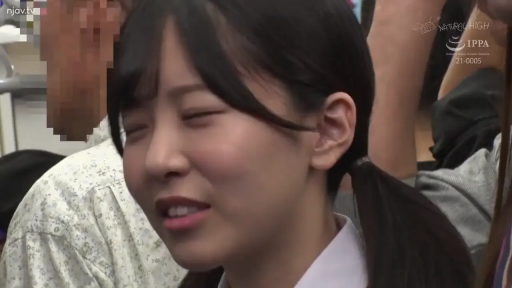 脸部特写 · 站立 · 制服 · 电车