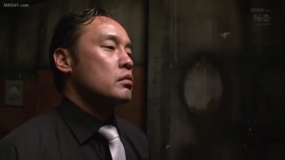 Serious · 面部特写 · Stare · Dimly lit room · Shirt and tie · 中年男性 · 侧面站立