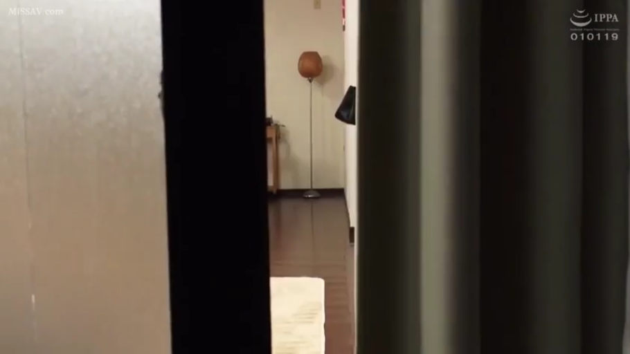 偷窥视角 · 走廊 · 落地灯