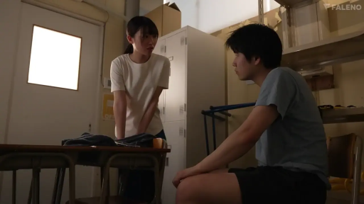 严肃 · 昏暗灯光 · 对视 · 更衣室 · 储物柜 · 白色T恤 · 一站一坐