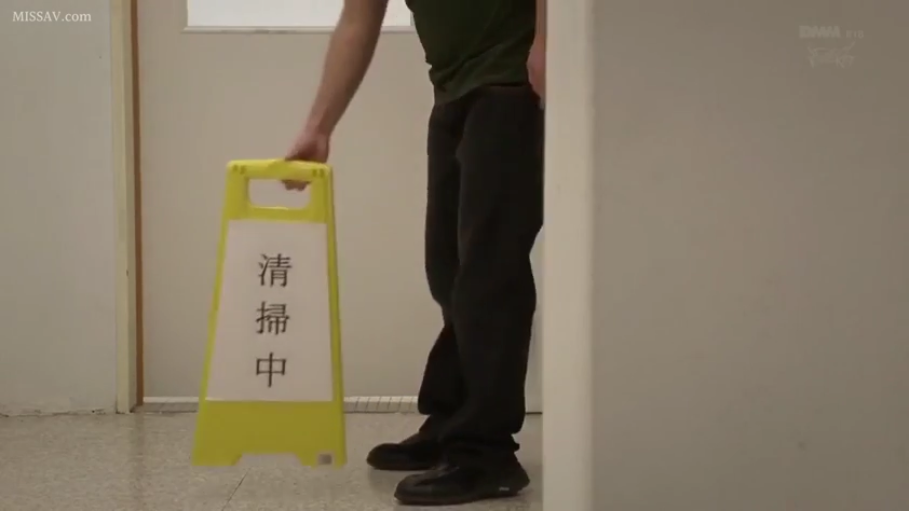 严肃 · 卧室 · 中景 · 床 · 对话 · 学生制服 · 剧情 · 对坐