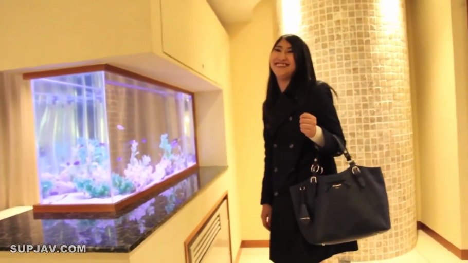 室内 · 站立 · 中景 · 黑色大衣