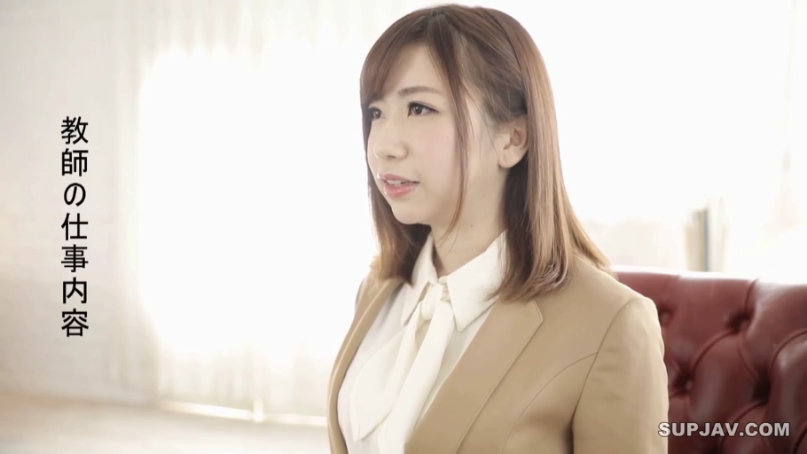 室内 · 坐姿 · 自然 · 职业装 · 注视 · 上半身特写