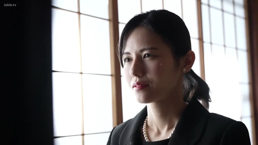 沉思 · 站立 · 和室 · 面部特写 · 职场 · 侧头 · 珍珠项链 · 黑色西服