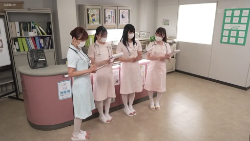 交谈 · 护士服 · 专注 · 站立 · 全景 · 多人 · 文件夹 · 医护站