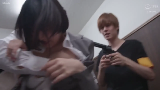 室内 · 胸部 · 弯腰 · 职业装