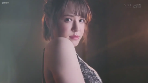 迷离 · 摆拍 · 摄影棚 · 柔光 · 侧脸 · 回头 · 黑白花纹内衣