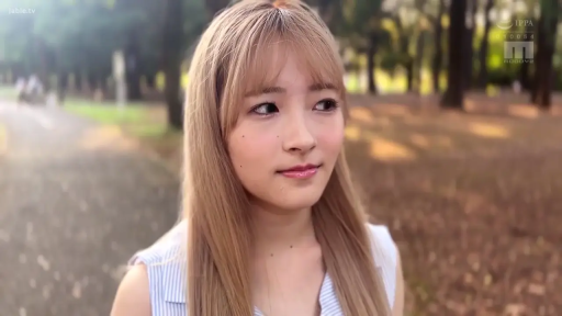 站立 · 注视 · 头部特写 · 户外公园 · 恬静微笑 · 长金发 · 蓝色条纹无袖上衣