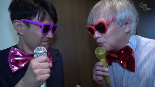 室内 · 夸张领结 · 上半身特写 · 中年男性 · 面对面 · 造型墨镜 · 持麦唱歌 · 搞怪表情