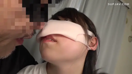 室内 · 顔部のクローズアップ · 白い上着 · 仰頭 · 期待 · 被蒙眼 · 束缚调教 · 粉色眼罩