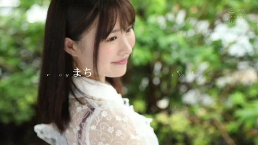 白いレースの上衣 · 温柔微笑 · 清新风格 · 户外公园 · 侧颜特写 · 静止ポーズ撮影 · 横に振り返る