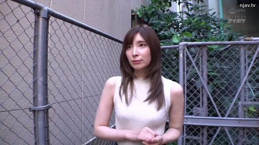 站姿 · 屋外 · 白色无袖上衣 · 半身照