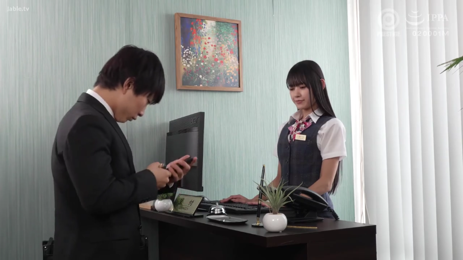 站立 · 中景 · 平靜 · 電腦 · 職業裝 · 看手機 · 職場 · 前台