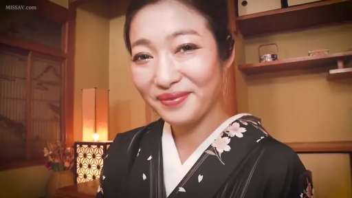 坐姿 · 单人 · 和室 · 微笑 · 注视 · 特写 · 和服 · 灯笼