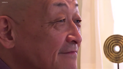 室内 · 座り姿勢 · 面部 · 微笑 · 私服 · 凝視 · 置物 · 中年男性