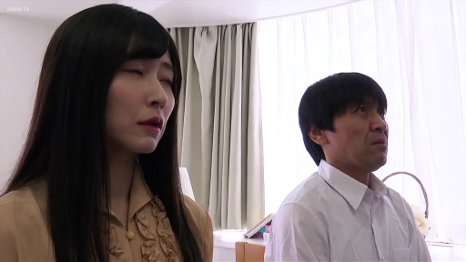 中景 · 荷叶边 · 仰望 · 窗帘 · 并排坐姿 · 室内窗边 · 双人合影 · 严肃忧虑