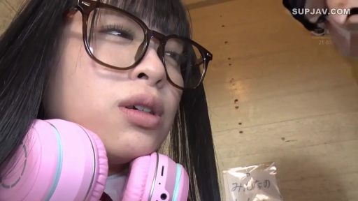 室內 · 襯衫 · 臉部特寫 · 口交 · 迷離 · 仰臥 · 耳機 · 低视角