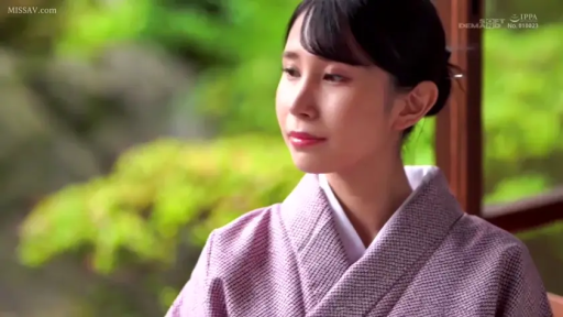 座り姿勢 · 顔部のクローズアップ · 微笑 · 注視 · 侧脸 · 紫色和服 · 日式庭院